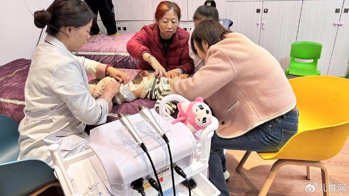 刘宁堂儿童鼻咽调理师周莉获赠″推拿抚幼传温情，悉心呵护似亲人″锦旗